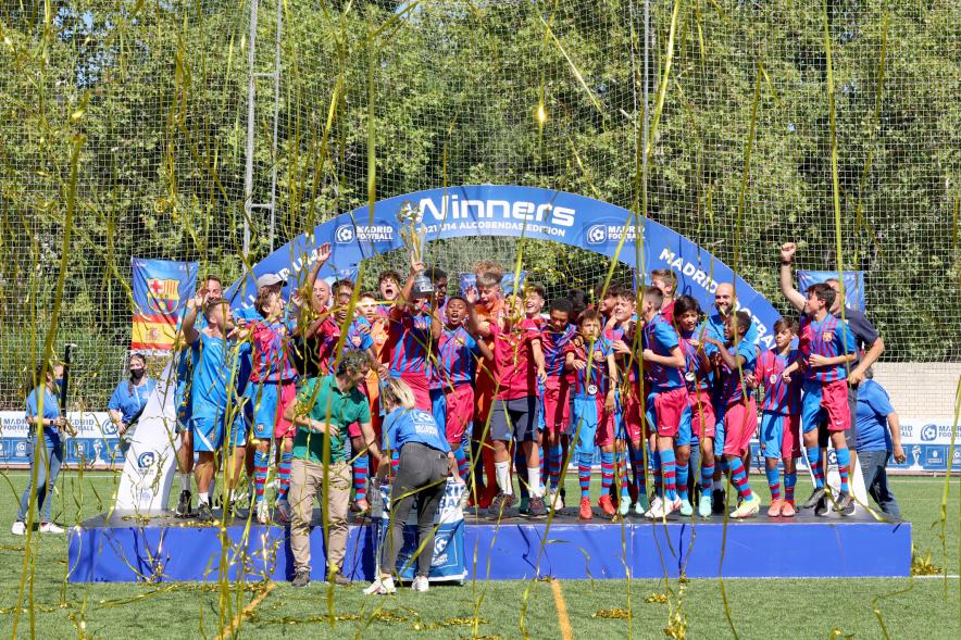 Final Madrid Fútbol Cup - Imagen del FC Barcelona celebrando que son campeones.