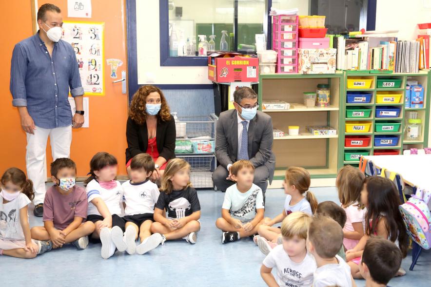 Inicio del Curso Escolar 2020-21 -  Imagen de un momento de la visita al CEIP Bachiller Alonso López del alcalde Rafael Sánchez Acera y la concejala de educación Cristina Martínez que le acompaña.