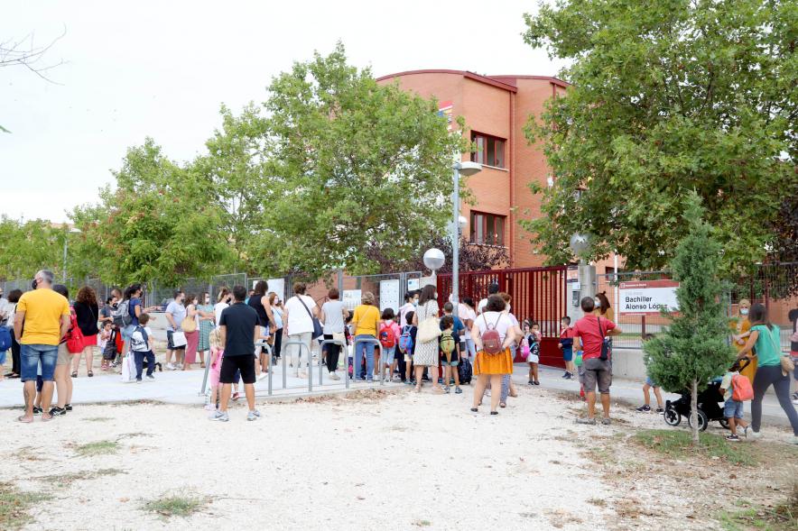 Inicio del Curso Escolar 2020-21 -  Imagen de la llegada de alumnos al CEIP Bachiller Alonso López.