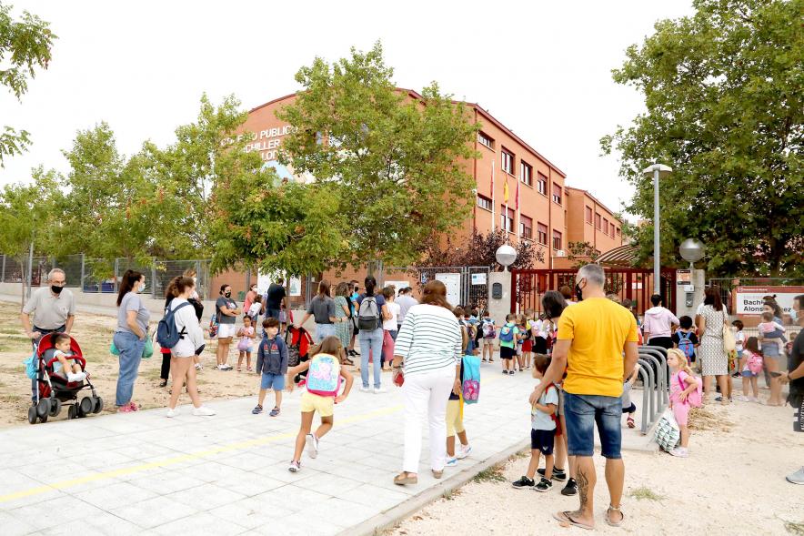 Inicio del Curso Escolar 2020-21 - Imagen de la llegada de alumnos al CEIP Bachiller Alonso López.