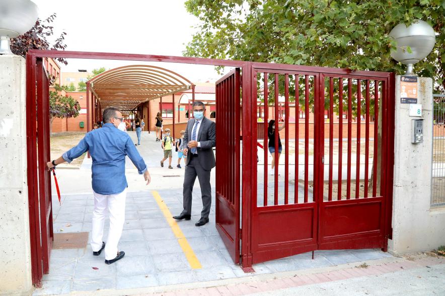  Inicio del Curso Escolar 2020-21 - Imagen del alcalde Rafael Sánchez Acera en la puerta del CEIP Bachiller Alonso López.