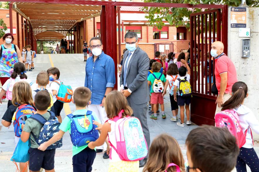 Inicio del Curso Escolar 2020-21 -  Imagen del alcalde Rafael Sánchez Acera junto con un profesor recibiendo a los alumnos en la puerta del centro.