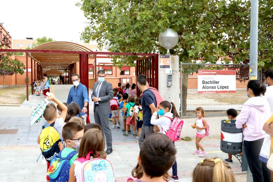  Inicio del Curso Escolar 2020-21 - Imagen del alcalde Rafael Sánchez Acera junto con un profesor recibiendo a los alumnos en la puerta del centro.