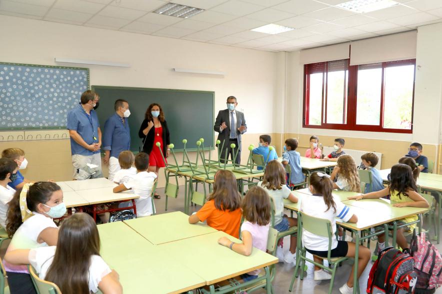 Inicio del Curso Escolar 2020-21 -  Imagen de un momento de la visita al CEIP Bachiller Alonso López del alcalde Rafael Sánchez Acera y la concejala de educación Cristina Martínez que le acompaña.