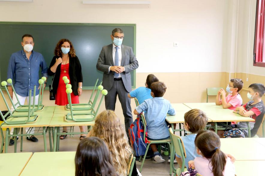 Inicio del Curso Escolar 2020-21 -  Imagen de un momento de la visita al CEIP Bachiller Alonso López del alcalde Rafael Sánchez Acera y la concejala de educación Cristina Martínez que le acompaña.