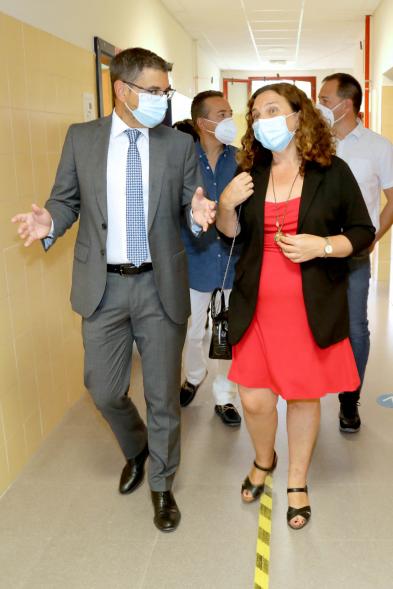 Inicio del Curso Escolar 2020-21 - Imagen del alcalde Rafael Sánchez Acera charlando con la concejala de educación Cristina Martínez mientras visitan el centro. 