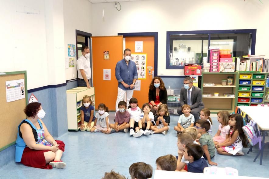 Inicio del Curso Escolar 2020-21 - Imagen de un momento de la visita al CEIP Bachiller Alonso López del alcalde Rafael Sánchez Acera y la concejala de educación Cristina Martínez que le acompaña.