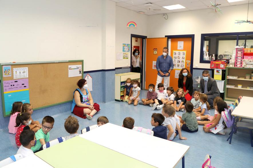   Inicio del Curso Escolar 2020-21 -     Imagen de un momento de la visita al CEIP Bachiller Alonso López del alcalde Rafael Sánchez Acera y la concejala de educación Cristina Martínez que le acompaña.