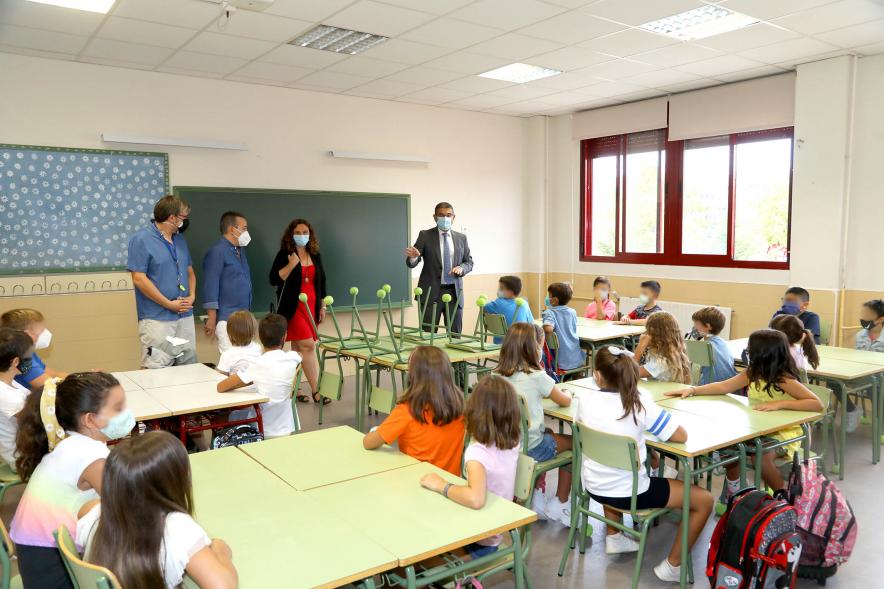 Inicio del Curso Escolar 2020-21 -  Imagen de un momento de la visita al CEIP Bachiller Alonso López del alcalde Rafael Sánchez Acera y la concejala de educación Cristina Martínez que le acompaña.