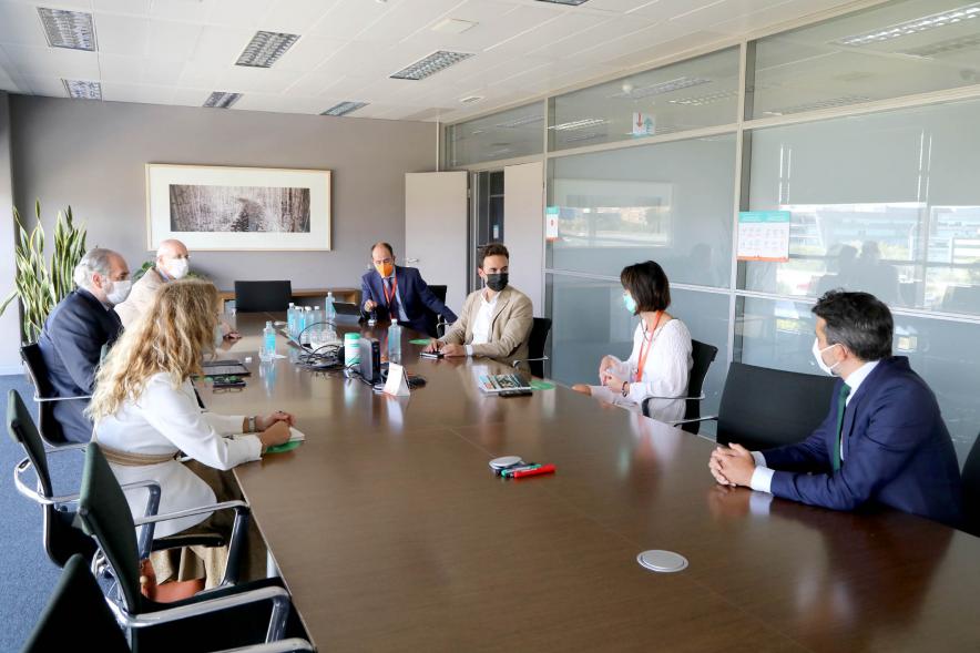 Visita a LeasePlan - Imagen del concejal Roberto Fraile reunido con los representes de la empresa.