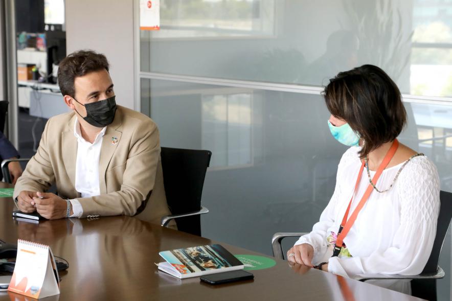 Visita a LeasePlan - Imagen del concejal Roberto Fraile charlando con una represente de la empresa.