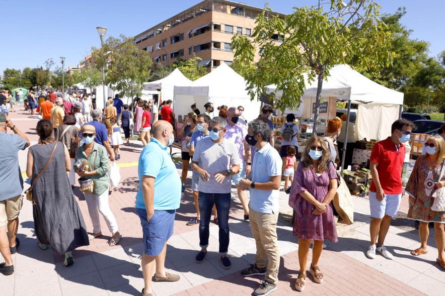 Mercado Ecológico en el Paseo Valdelasfuentes - Imagen de las autoridades asistentes, entre ellas destacamos al alcalde Aitor Retolaza charlando con personas que vistan el mercado.
