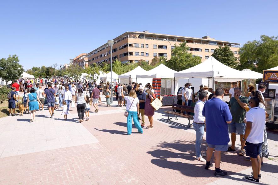 Mercado Ecológico en el Paseo Valdelasfuentes - Imagen vista general del lugar donde se celebra el mercado.