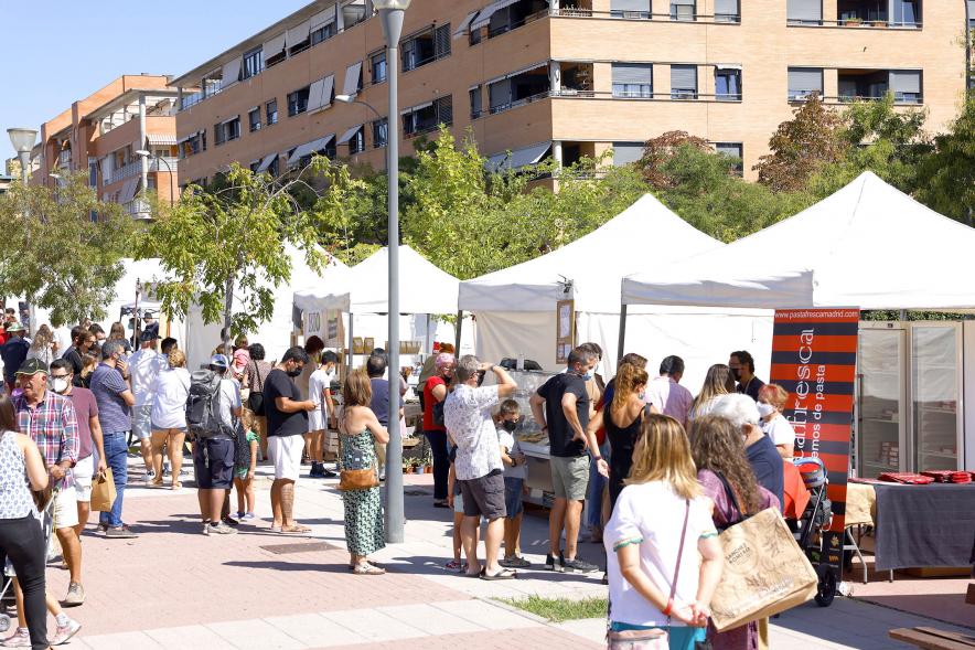  Mercado Ecológico en el Paseo Valdelasfuentes - Imagen vista general del lugar donde se celebra el mercado.