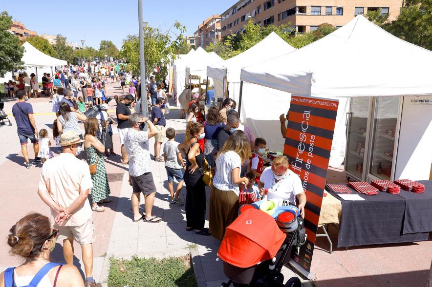 Mercado Ecológico en el Paseo Valdelasfuentes - Imagen vista general del lugar donde se celebra el mercado.