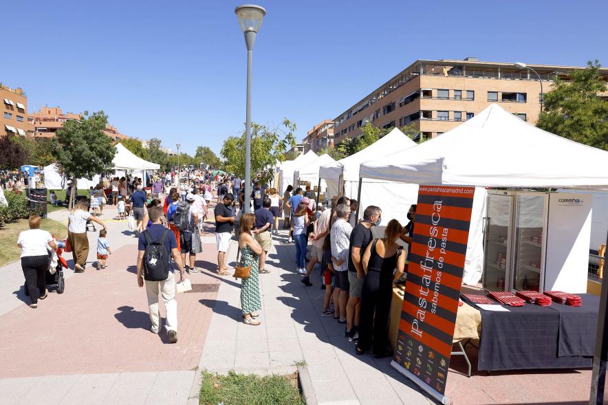 Mercado Ecológico en el Paseo Valdelasfuentes - Imagen vista general del lugar donde se celebra el mercado.