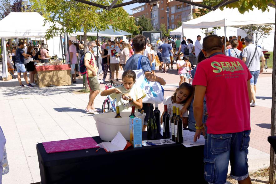 Mercado Ecológico en el Paseo Valdelasfuentes -  Imagen de uno de los puestos vinos y licores ecológicos.