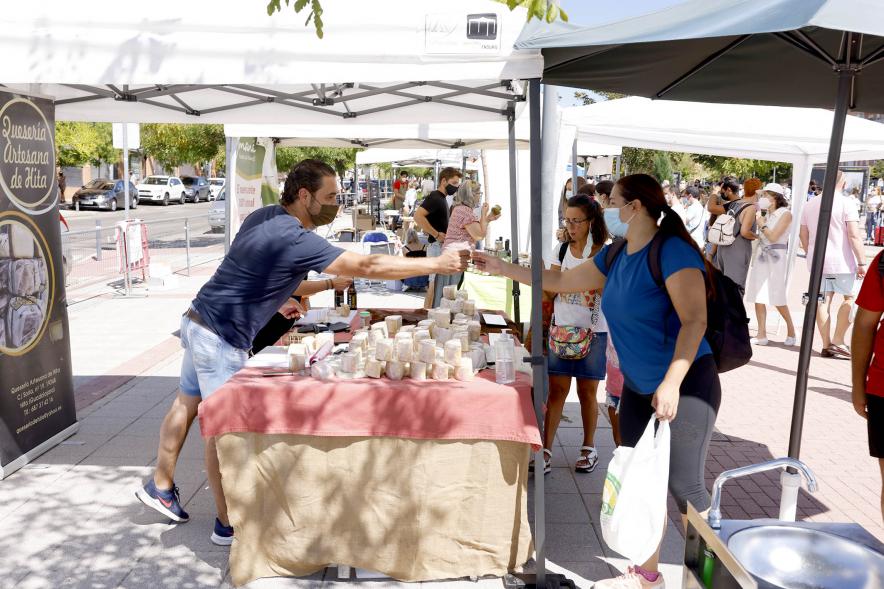  Mercado Ecológico en el Paseo Valdelasfuentes - Imagen de personas comprando en un puesto de quesos artesanos.