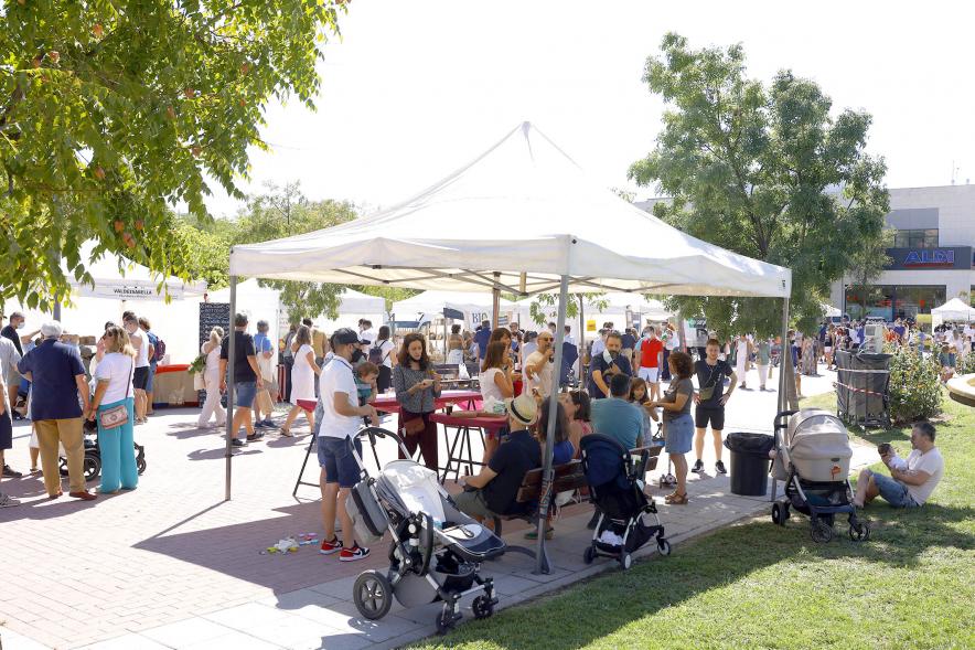 Mercado Ecológico en el Paseo Valdelasfuentes - Imagen de una zona de mesas y sillas a la sombra para tomar el aperitivo.