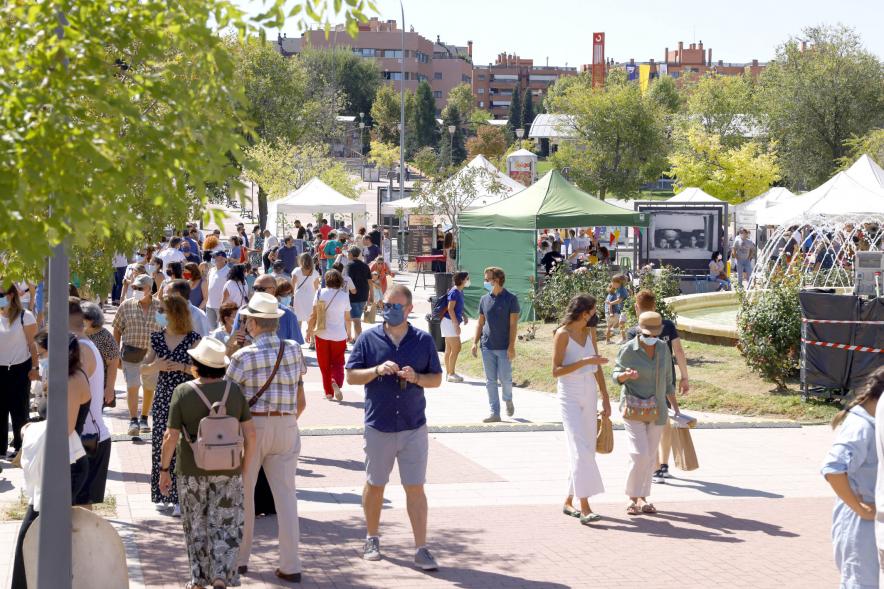 Mercado Ecológico en el Paseo Valdelasfuentes -  Imagen vista general del lugar donde se celebra el mercado.