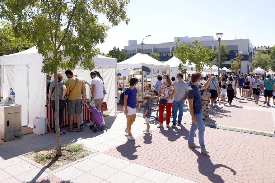 Mercado Ecológico en el Paseo Valdelasfuentes - Imagen vista general del lugar donde se celebra el mercado.