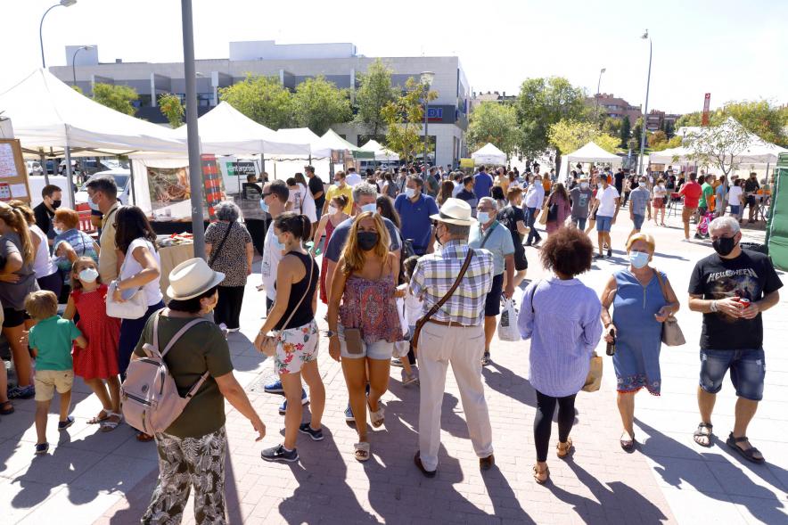   Mercado Ecológico en el Paseo Valdelasfuentes - Imagen vista general del lugar donde se celebra el mercado.