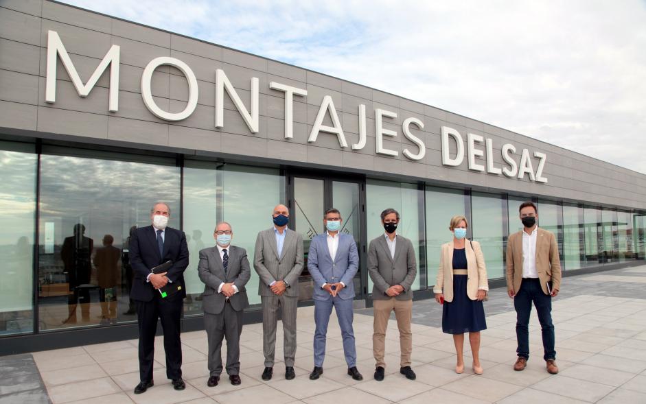 Visita a Montajes Delsaz y Encuentro con Embajadores Empresariales - Imagen posado de las autoridades a su llegada.