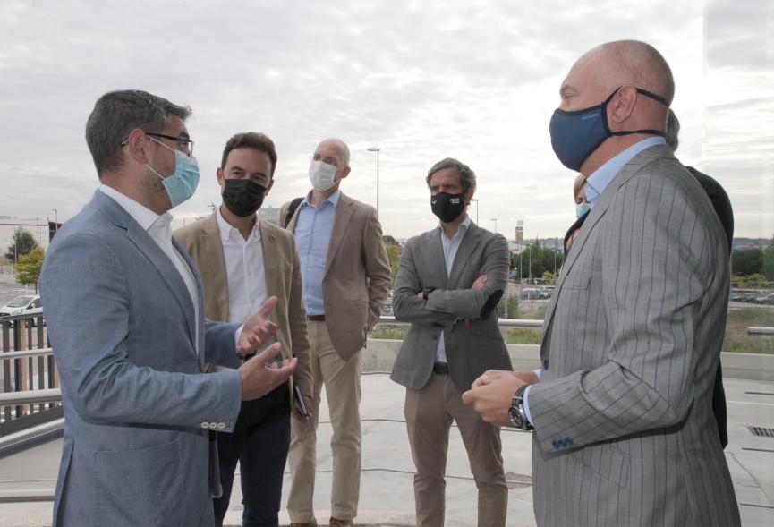Visita a Montajes Delsaz y Encuentro con Embajadores Empresariales - Imagen del alcalde Rafael Sánchez Acera y otras autoridades a su llegada siendo recibidos por el presidente de Delsaz, Cristóbal Molleja. 