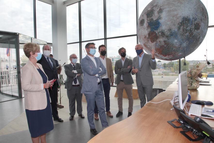 Visita a Montajes Delsaz y Encuentro con Embajadores Empresariales - Imagen de todas las autoridades en un momento de la visita a Montajes Delsaz.  