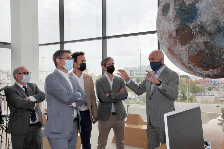 Visita a Montajes Delsaz y Encuentro con Embajadores Empresariales - Imagen de todas las autoridades en un momento de la visita.   