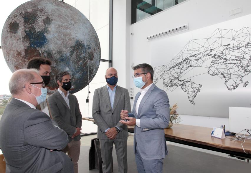  Visita a Montajes Delsaz y Encuentro con Embajadores Empresariales - Imagen de todas las autoridades en un momento de la visita. 