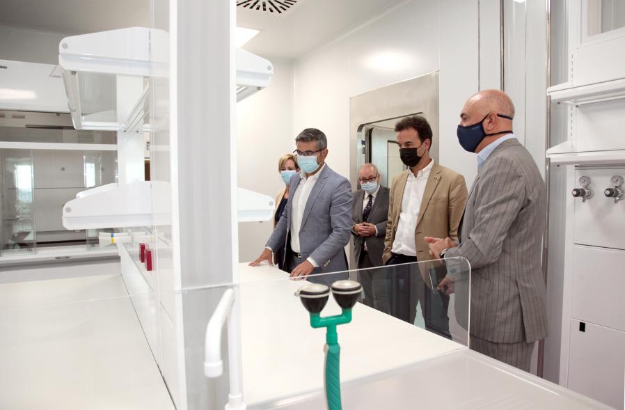 Visita a Montajes Delsaz y Encuentro con Embajadores Empresariales - Imagen de todas las autoridades en un momento de la visita.   