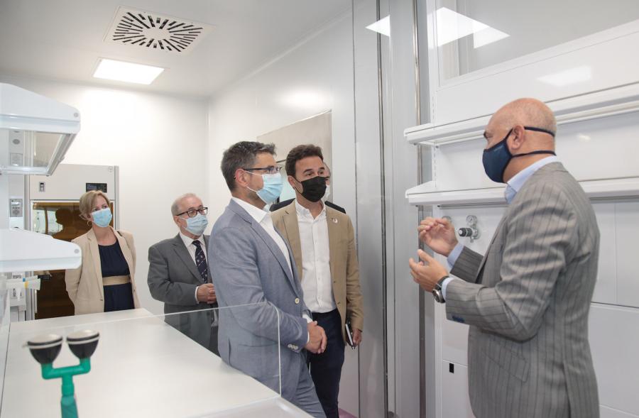 Visita a Montajes Delsaz y Encuentro con Embajadores Empresariales - Imagen del presidente de Delsaz, Cristóbal Molleja dando explicaciones a las autoridades durante la visita.