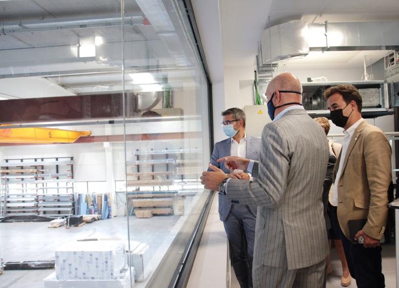  Visita a Montajes Delsaz y Encuentro con Embajadores Empresariales - Imagen del presidente de Delsaz, Cristóbal Molleja dando explicaciones a las autoridades durante la visita.