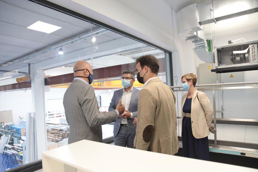 Visita a Montajes Delsaz y Encuentro con Embajadores Empresariales - Imagen del presidente de Delsaz, Cristóbal Molleja dando explicaciones a las autoridades durante la visita.