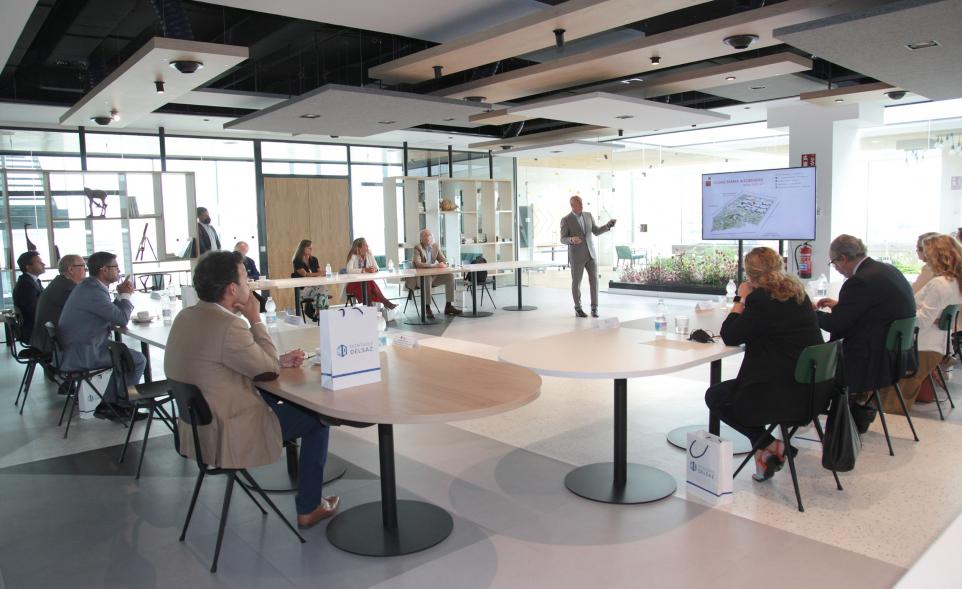  Visita a Montajes Delsaz y Encuentro con Embajadores Empresariales - Imagen de las autoridades asistentes al acto en una sala de reuniones recibiendo una charla.