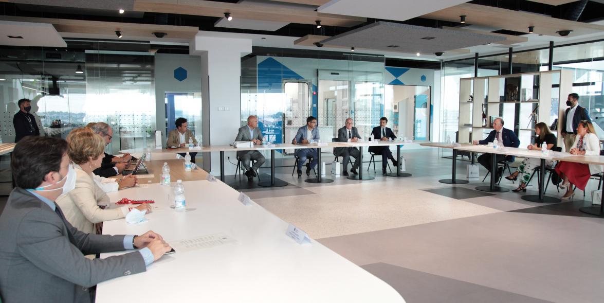 Visita a Montajes Delsaz y Encuentro con Embajadores Empresariales - Imagen de las autoridades asistentes al acto en una sala de reuniones recibiendo una charla.