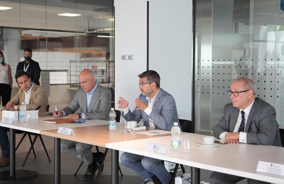 Visita a Montajes Delsaz y Encuentro con Embajadores Empresariales - Imagen del alcalde Rafael Sánchez Acera participando en la charla que se celebra en la sala de reuniones.