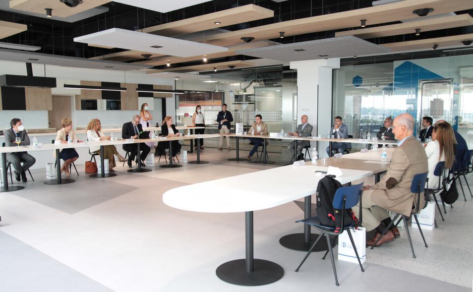   Visita a Montajes Delsaz y Encuentro con Embajadores Empresariales - Imagen de un momento de la reunión.