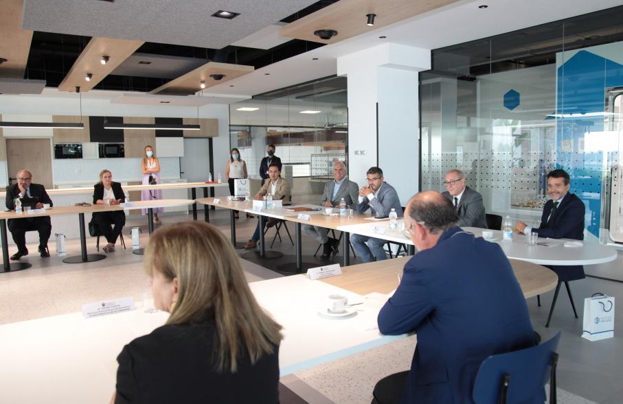   Visita a Montajes Delsaz y Encuentro con Embajadores Empresariales - Imagen de un momento de la reunión.