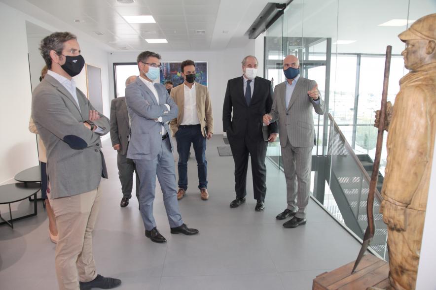 Visita a Montajes Delsaz y Encuentro con Embajadores Empresariales - Imagen de todas las autoridades en un momento de la visita. 