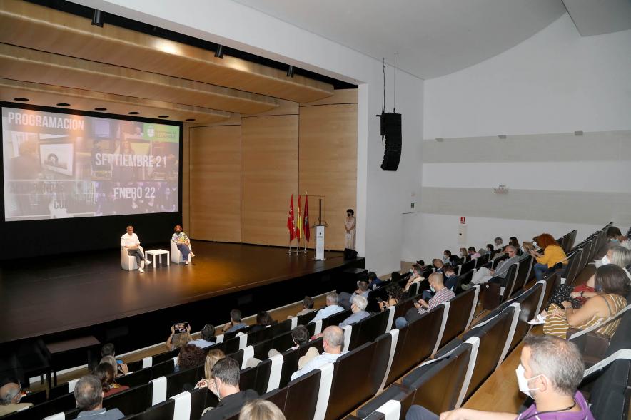  Presentación del Programa Cultural -  Imagen lejana del escenario donde se está llevando a cabo la Presentación del Programa Cultural.