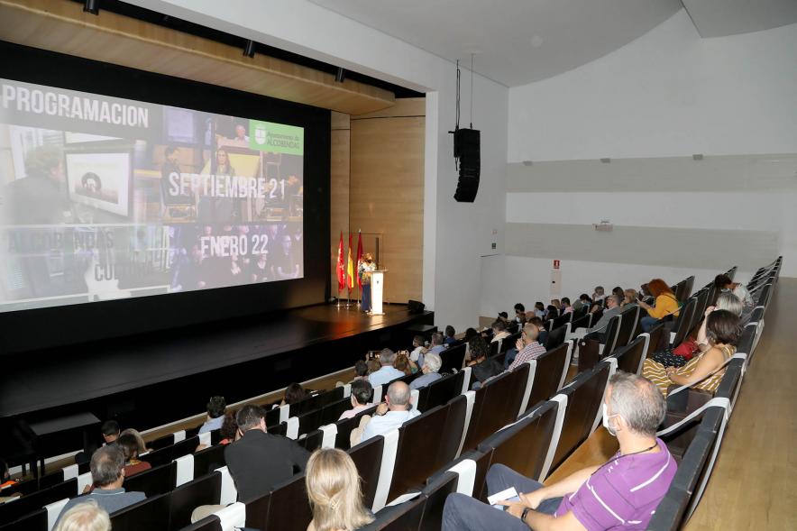 Presentación del Programa Cultural - Imagen lejana de un momento de la presentación por parte de la concejal de Cultura Rosario Tamayo.