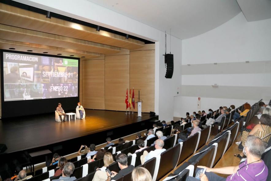 Presentación del Programa Cultural - Imagen lejana del escenario donde se está llevando a cabo una entrevista.