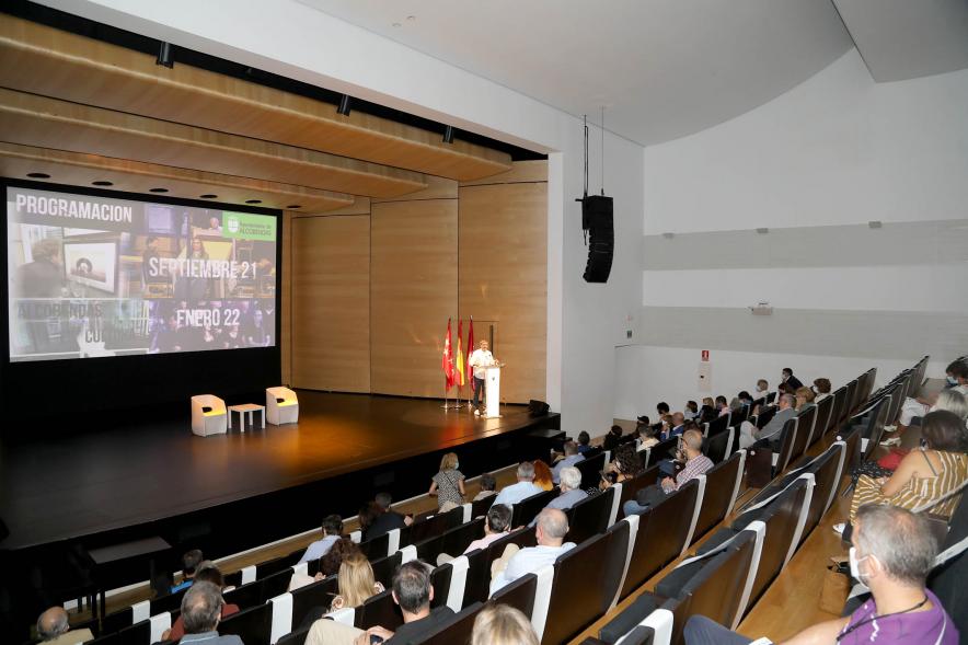  Presentación del Programa Cultural - Imagen lejana del alcalde Rafael Sánchez Acera en un momento de la presentación.