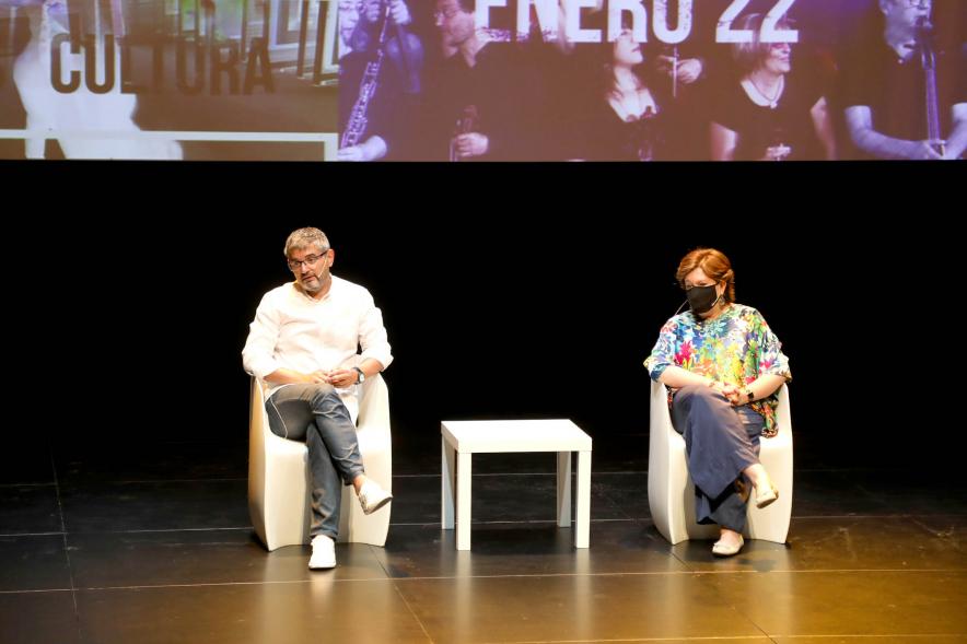 Presentación del Programa Cultural -  Imagen del alcalde Rafael Sánchez Acera y la concejal de Cultura Rosario Tamayo en el escenario en un momento de la presentación.