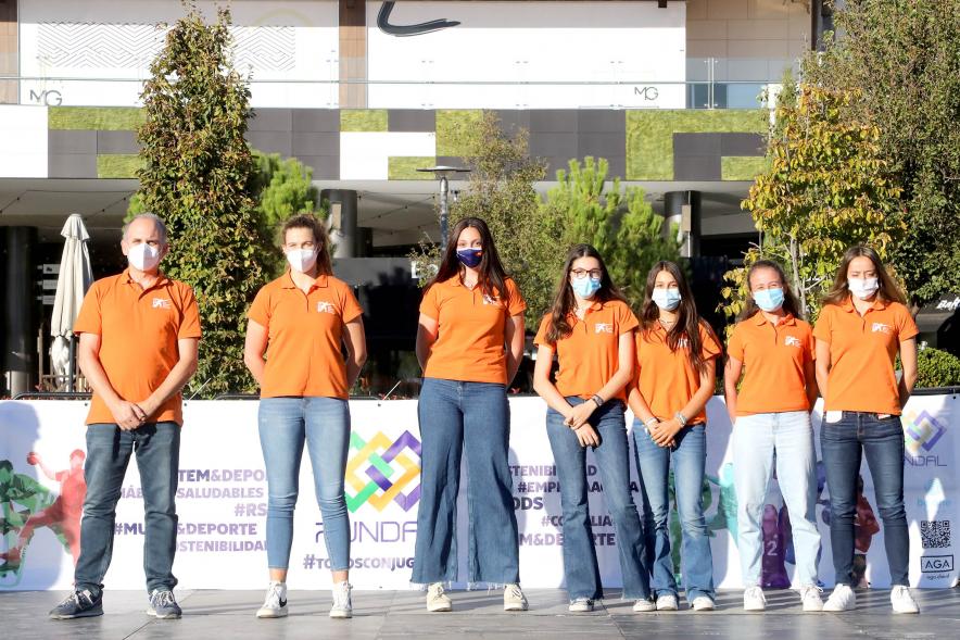 Equipo femenino de esgrima posando