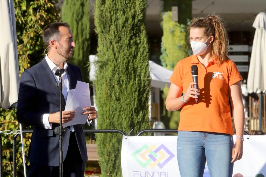 Miembro del equipo femenino de esgrima durante el discurso
