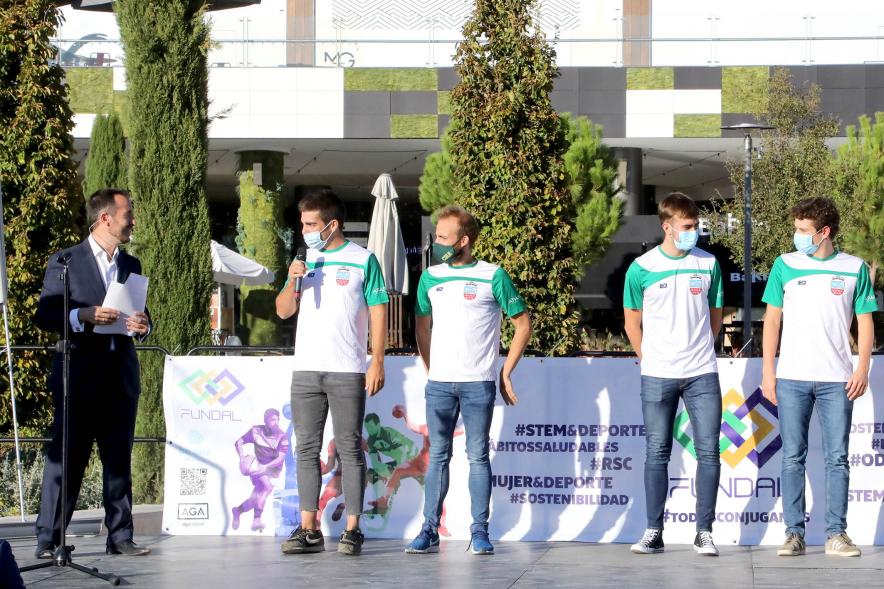 Miembros del club de natación durante el discurso