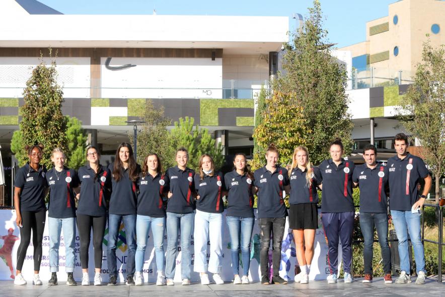 Equipo femenino de baloncesto senior posando